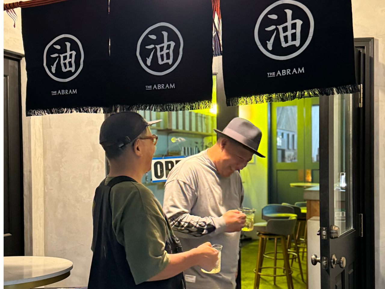 お酒を飲みながら香水作りも楽しめます!