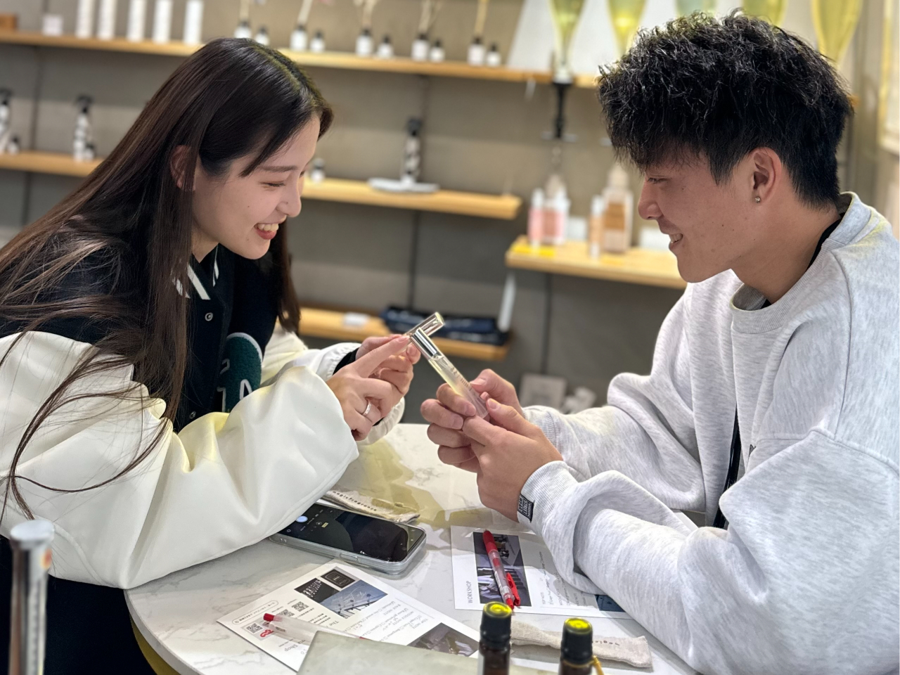 おしゃれな店内で非日常を楽しみながら秋冬の思い出作りにオリジナル香水を♪