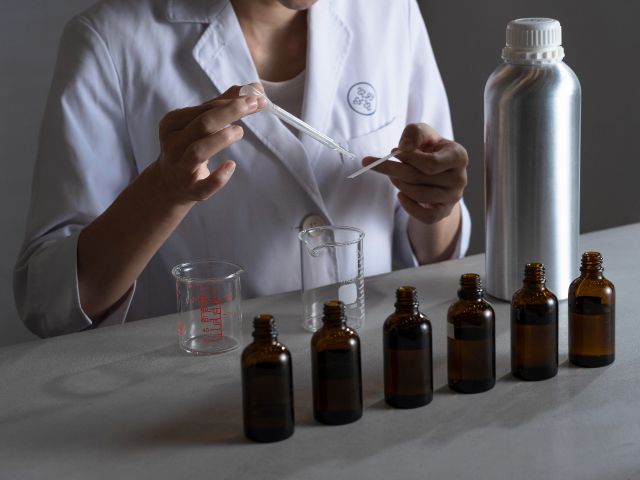 当店は天然精油(植物から採取した香り)のみを使用しております◯