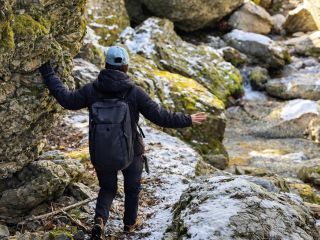 岩屋川渓谷「いわやがわけいこく」仁淀川町の中でも四国カルストの名水を湛え、巨石や木々自然の色濃い絶景を歩く。