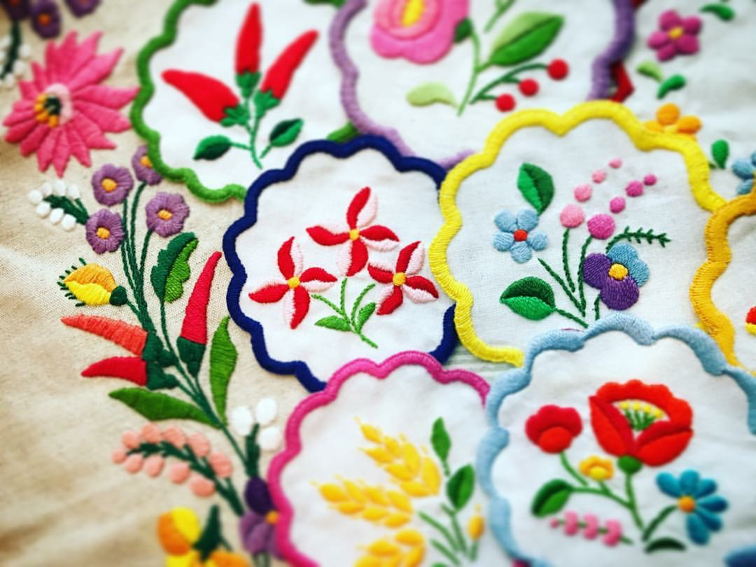 ハンガリーの刺繍より 気持ちがパッと華やぐようなカラフルな糸を使います♪