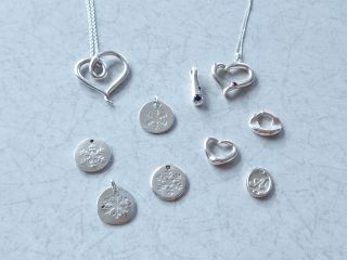 シンプルなペンダントヘッドを作り、身に着けて持ち帰る事ができます。