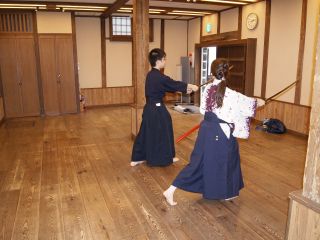 親子で多目的ホールにて体験風景。