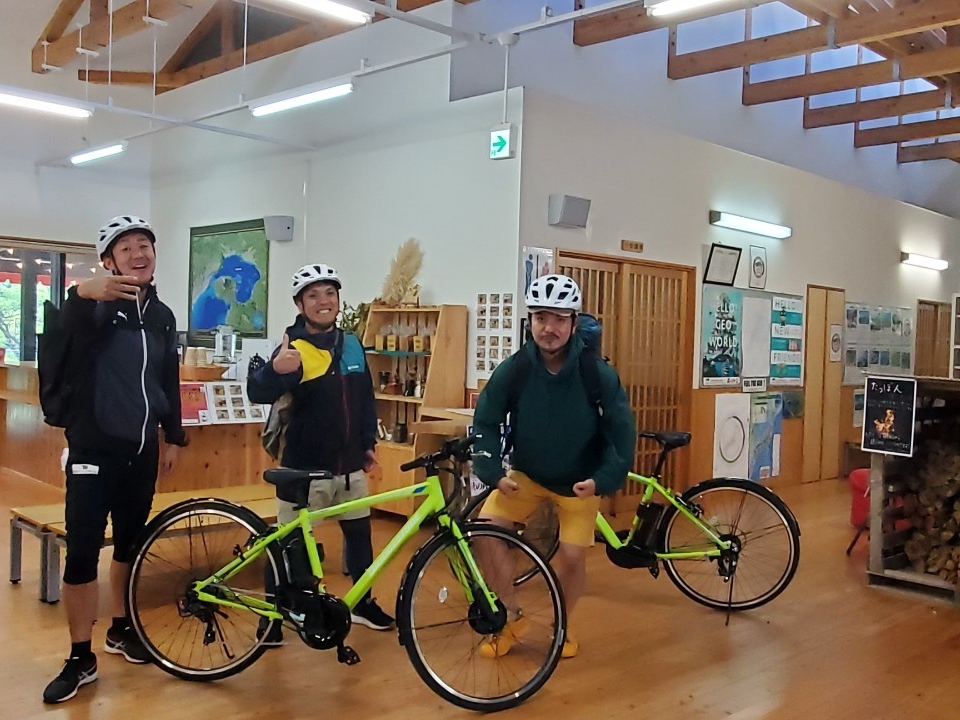 ヘルメット着用、足元はスニーカーまたは運動靴で。手袋(軍手)やサングラスがあると直良です。