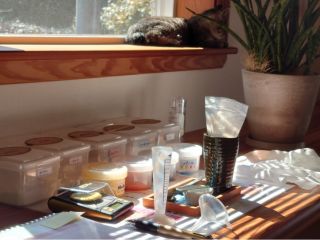 自分の肌色に合わせて粉から調合しオリジナルのリキッドファンデを作成できます。敏感肌やアトピーでお化粧できない人も安心して肌に付けれるものになってます。