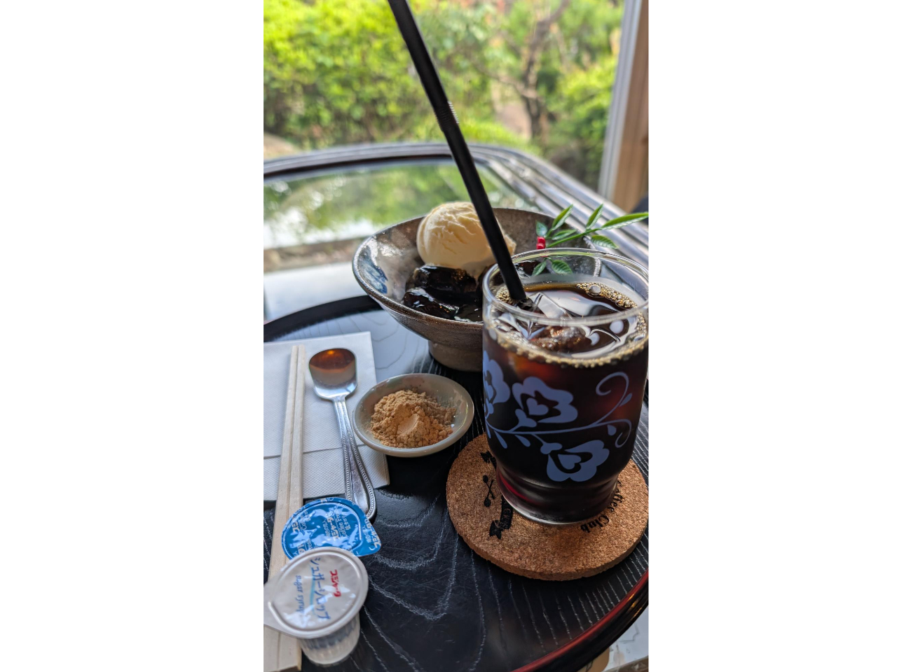 お店の一番のおすすめはコチラ! 喜十郎 オリジナルわらびもち♪(写真はミニアイスコーヒー付き)