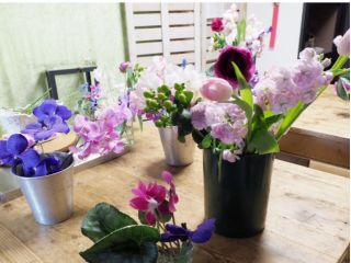 本日のテーマを伝えあらかじめ用意された花材でデモンストレーション