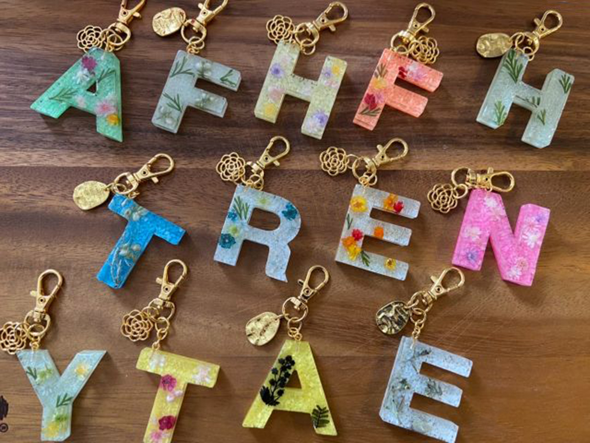 ハーバリウム作家Fleur iriseeコラボ商品のイニシャルチャーム付き!