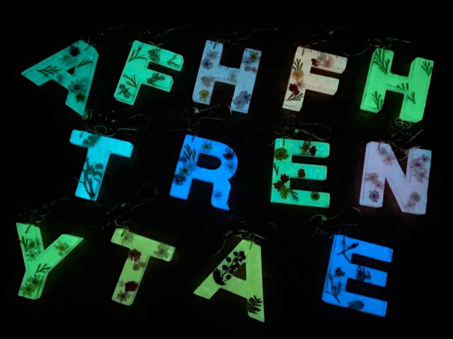 明るい場所で光を蓄えると、暗い場所で発光します。