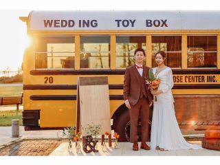 よそにはない、WEDDING TOY BOXだけのアメリカンスクールバスをバックに撮影♪