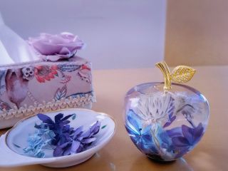 【りんご型ハーバリウム制作】制作費5500円(税込)りんごは風水で平和をあらわすシンボル。中に水晶を入れ、浄化作用も期待できます。プレゼントにいかがでしょうか。