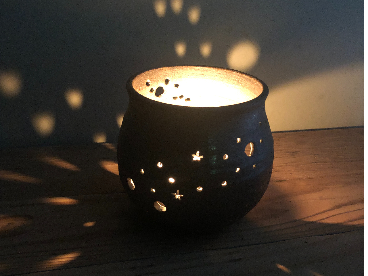 ろうそくの火を眺めると、とても癒されます。