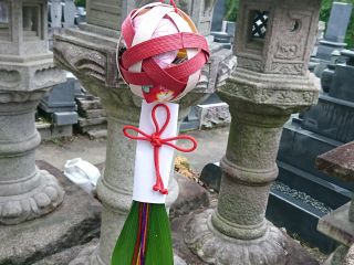 ヨモギ、琵琶の葉、菖蒲の葉などの薬草と山奈、丁子、甘松などの香原料を布で包み、直径約15pの球体のカゴの中に入れたものを薬玉(くすだま)呼びます。