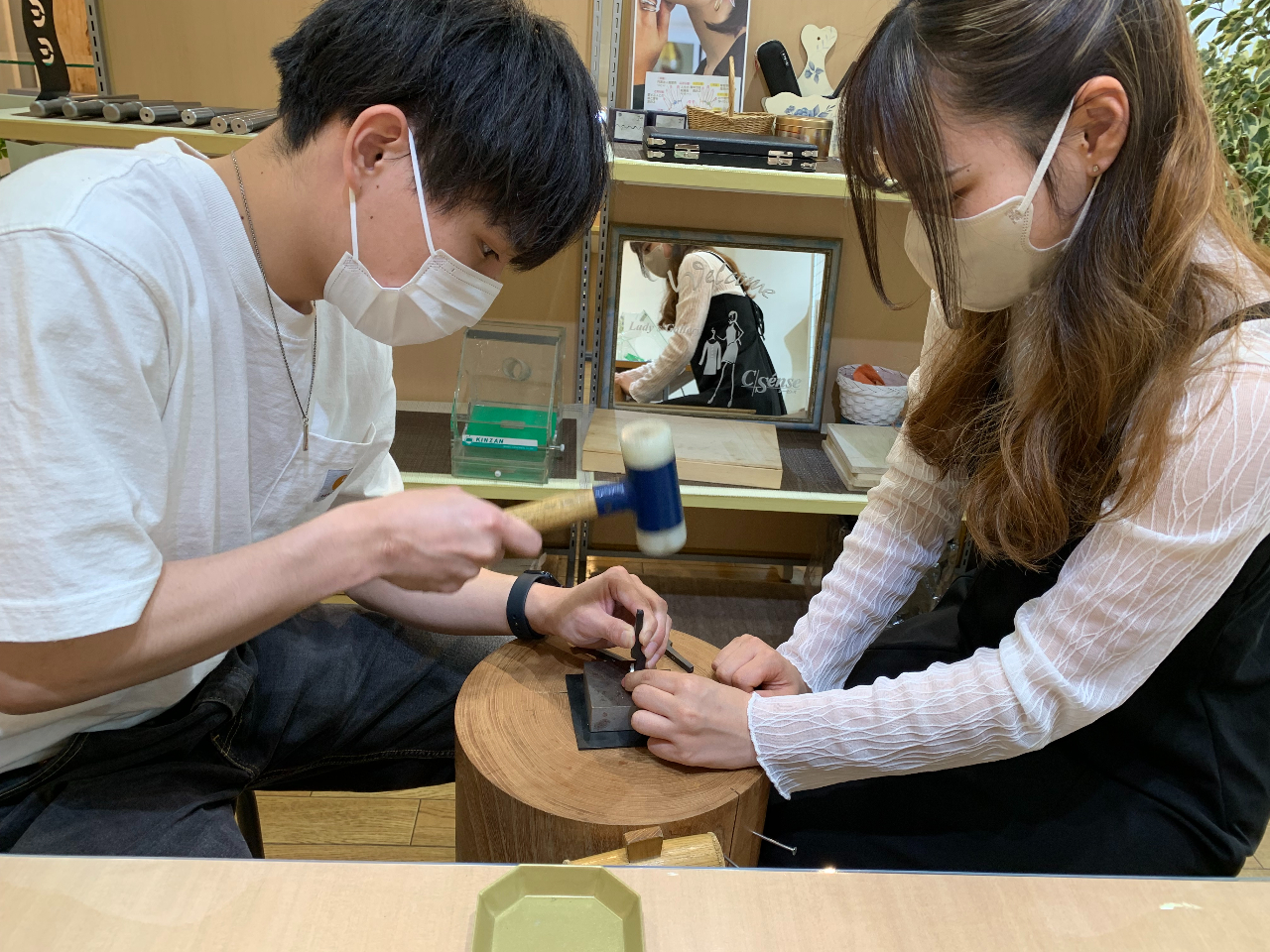 イニシャルや記念日も自分で入れられます。