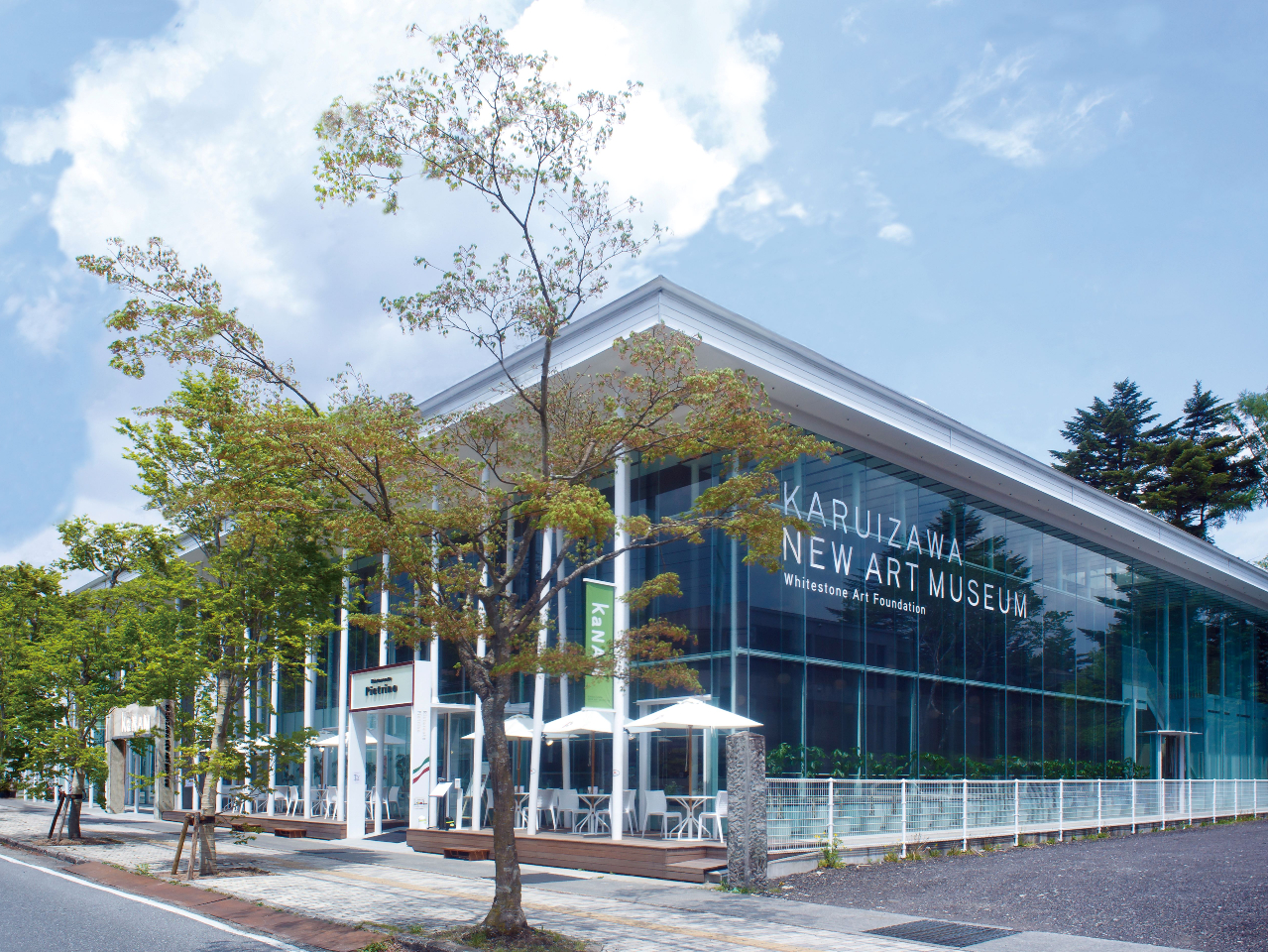 軽井沢ニューアートミュージアムは複合施設です。美術館に合わせて書店、ミュージアムショップ、レストランなどで楽しんでいただくことが出来ます。