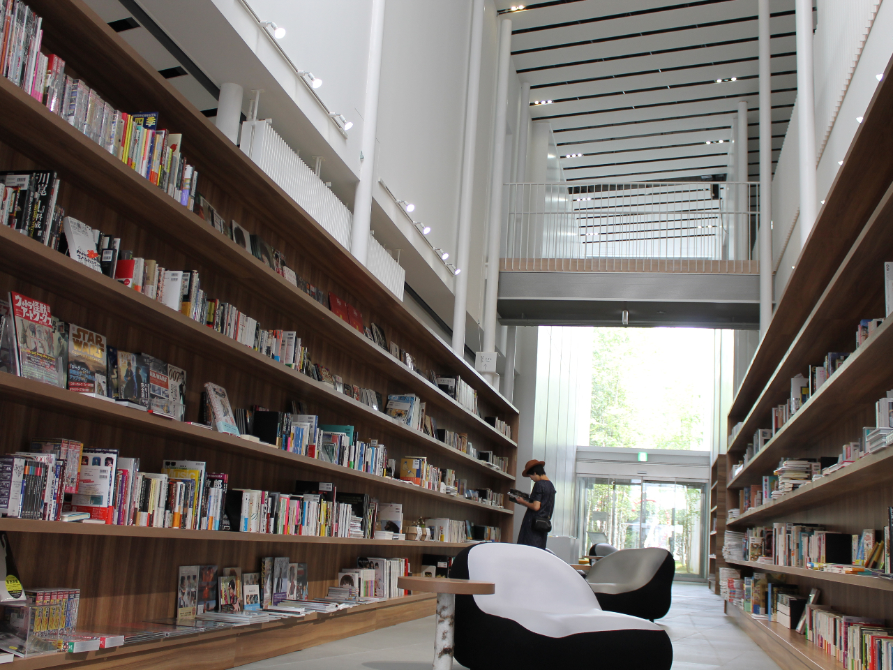 書籍売り場はアート系の書籍を中心にマンガや小説なども充実しています。