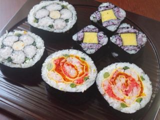 季節のお花や古典柄の飾り巻き寿司