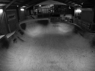 高さ150〜230p、縦12m、横10mの本格的スケートボウルです!