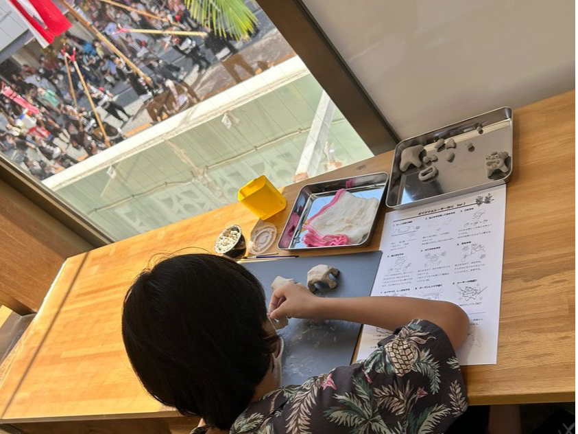 国際通りでのイベントを眺めながら、作業できます。