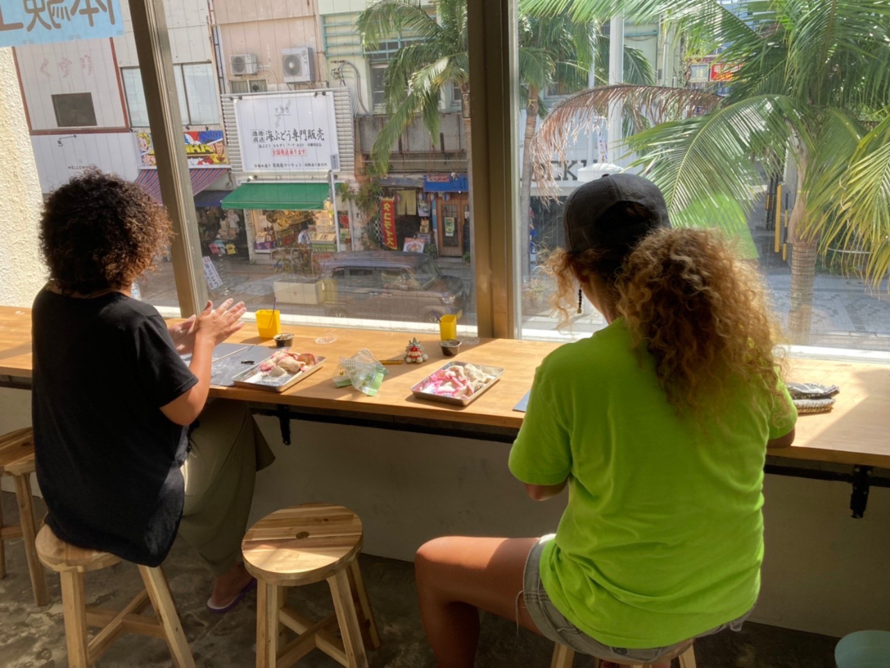 ヤシの木を眺めながら