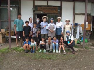 養蚕飼育体験に来られた都市部の子供たちです お蚕と自然をいっぱい楽しんで帰られました また来てくださいね