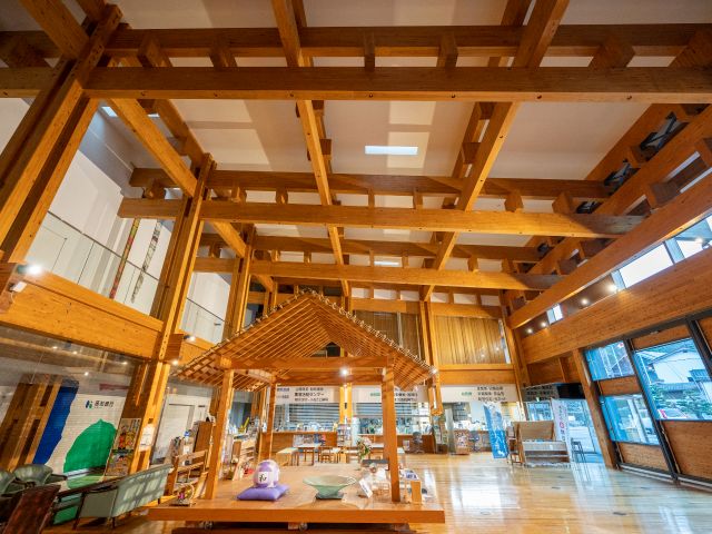 梼原町総合庁舎内