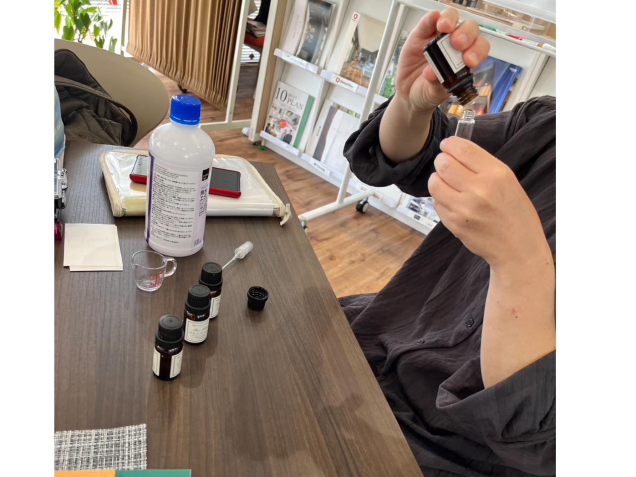 選んだ香りをもとに調香