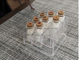 番号付きのガラス瓶からお好きな香りを選びます