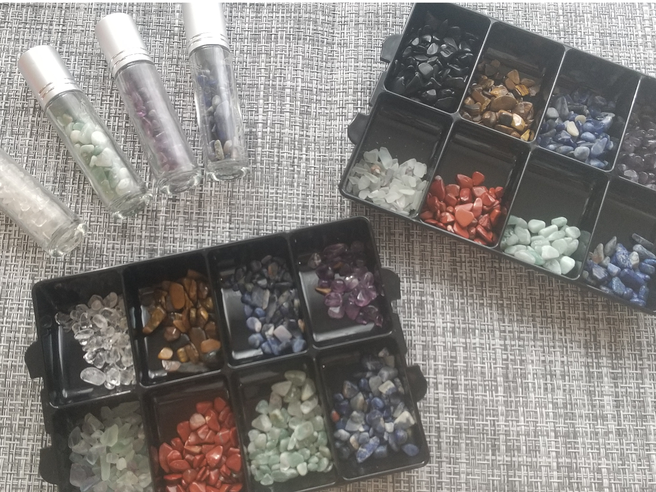 お好きな天然石とアロマの精油をボトルに詰められます♪