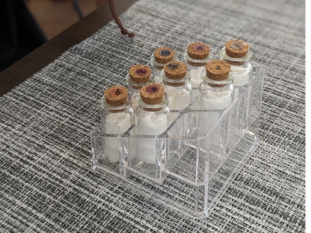 番号付きのガラス瓶からお好きな香りを選びます