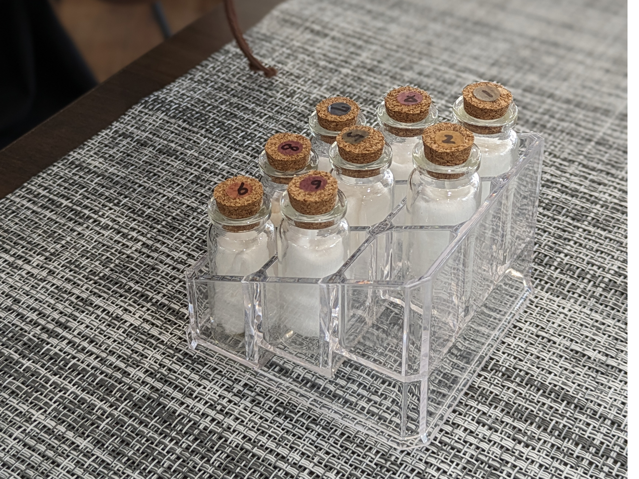 番号付きのガラス瓶からお好きな香りを選びます