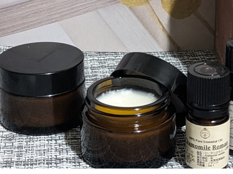 遮光ガラス瓶に入った保湿クリームなので保存も安心