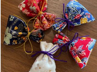 自分だけの匂い袋が作れます。袋もお選びいただけますよ^0^