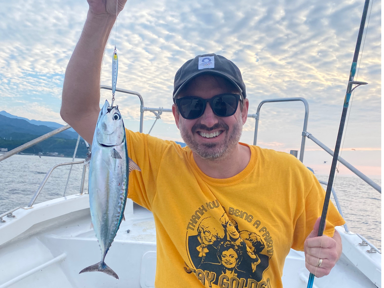 回遊魚のカツオに出会えることもあります。夏期間中にはトビウオが水面を飛び回ったり、ハンマーヘッドシャークに出会える確率がアップします。