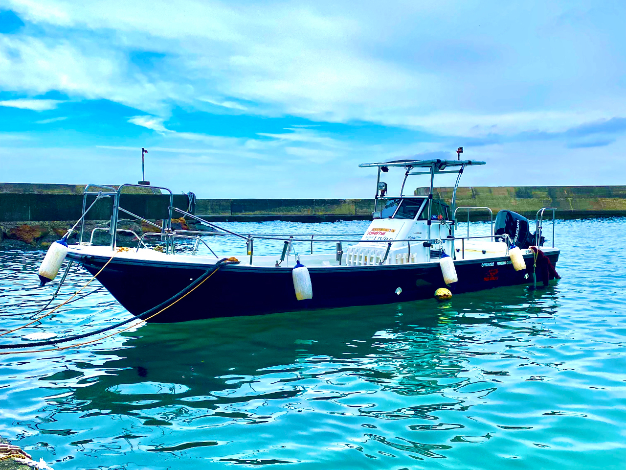 搭乗定員9名のフラットタイプの船舶になります。皆様に快適に過ごして頂ける様6名様までの定員でツアーを行わせていただきます。