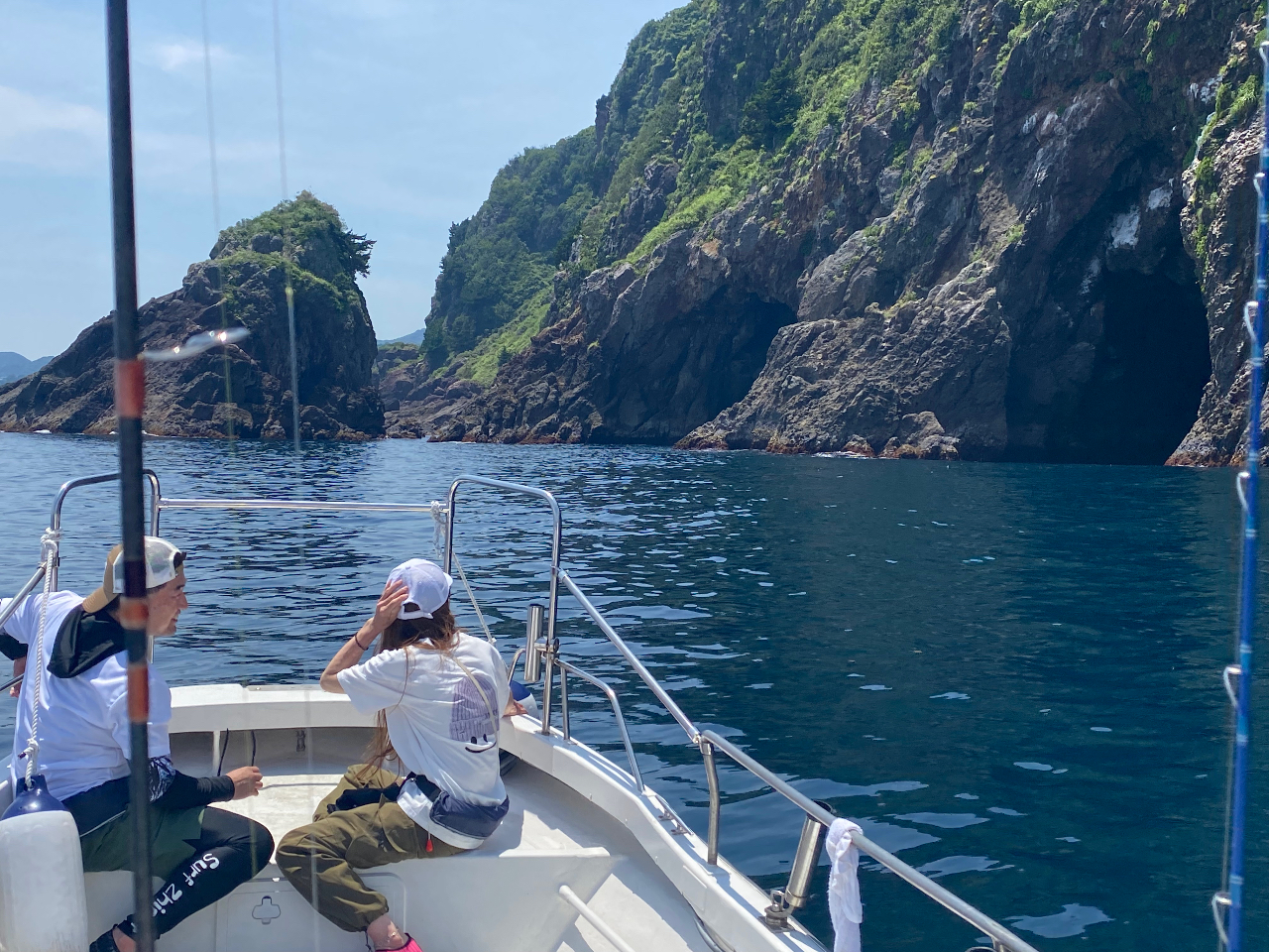 海の洞窟にもご案内させて頂きます。一枚岩に広がる圧倒的スケールの自然には息を呑むばかりの光景が広がります。