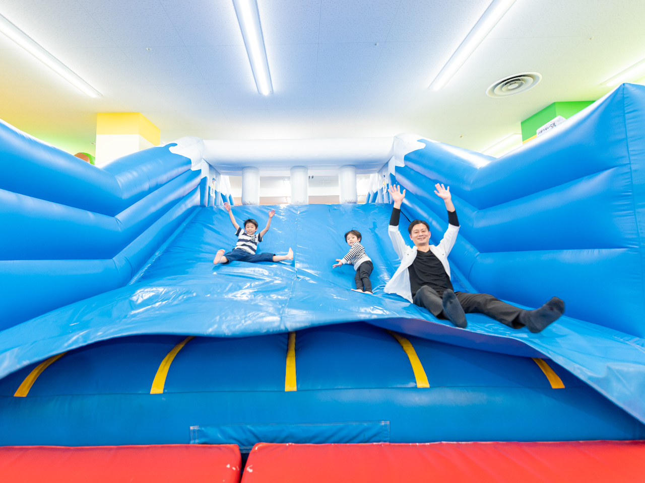 親子で楽しめる大型のふわふわ遊具がいっぱい!