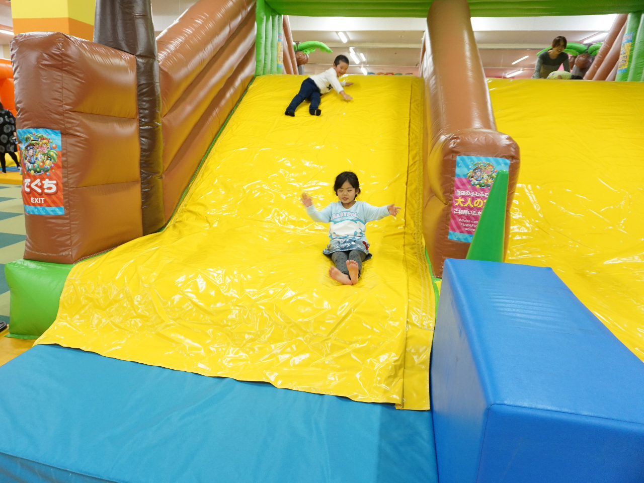 親子で楽しめる大型のふわふわ遊具がいっぱい!