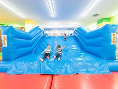 親子で楽しめる大型のふわふわ遊具がいっぱい!