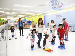転んでも濡れないフシギなスケートリンク♪安心・安全にスケートを楽しめます!