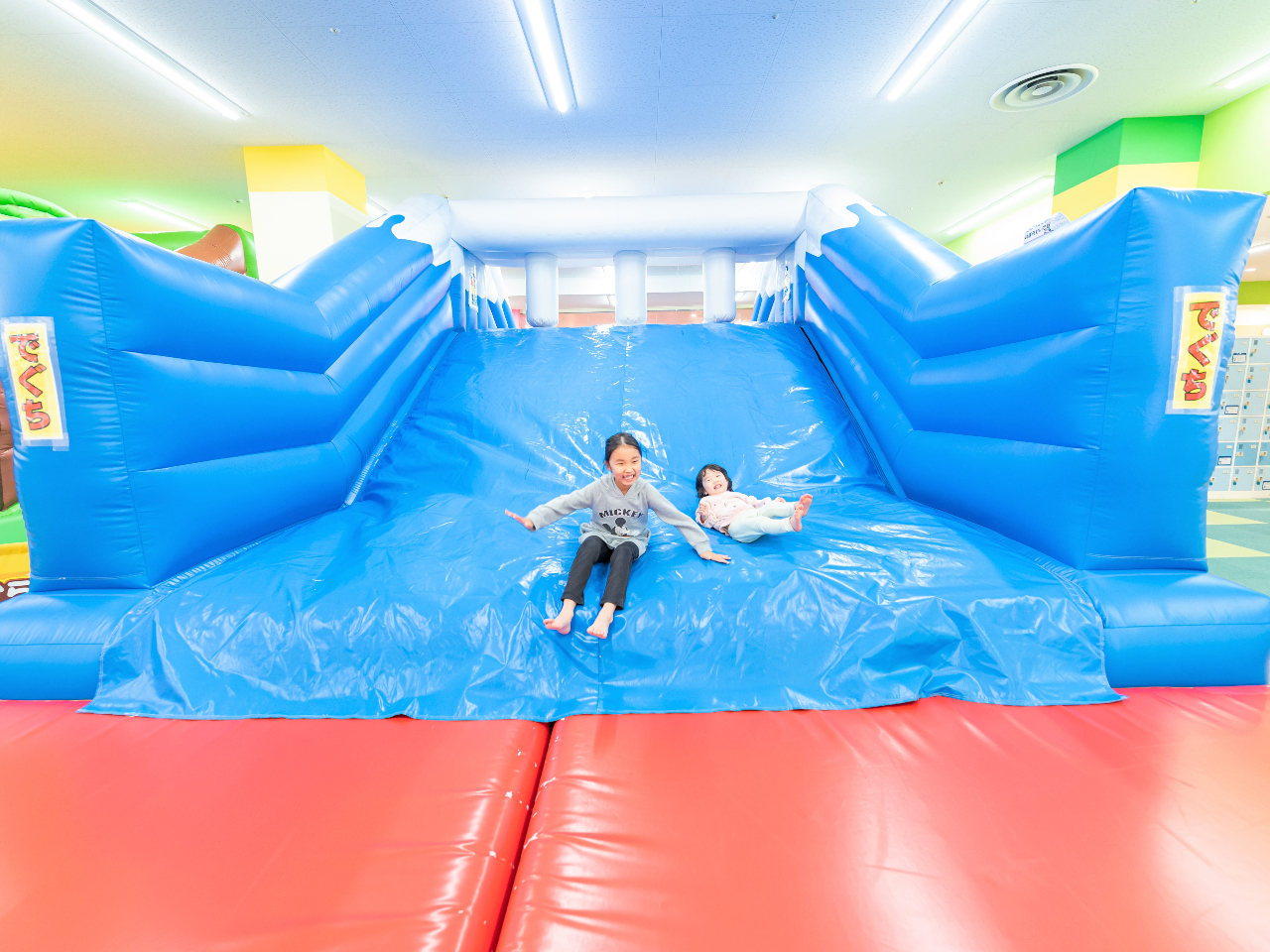 親子で楽しめる大型のふわふわ遊具がいっぱい!