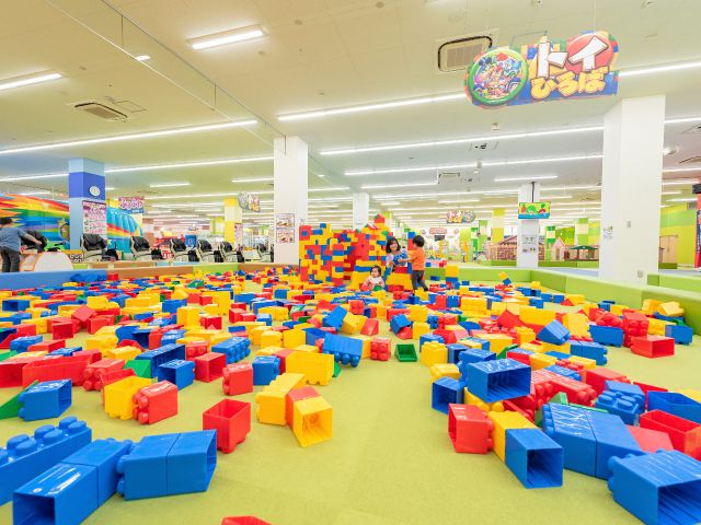 たくさんの巨大ブロックに大興奮!並べて、積み上げて、好きなカタチを作ってみよう♪