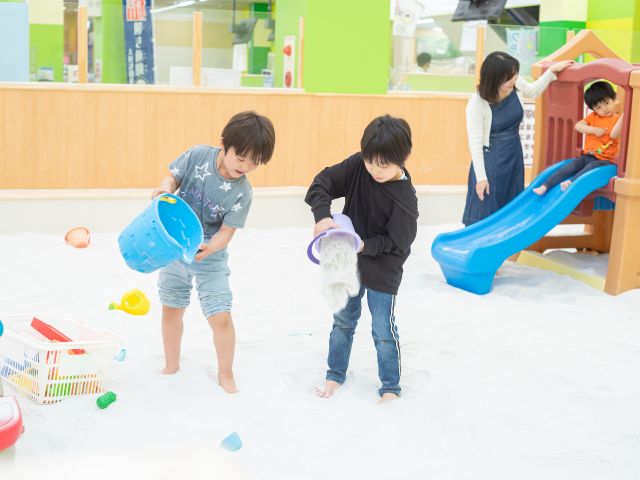 ホワイトサンドを使用したさらさらの砂場。抗菌砂だから衛生的で安心!