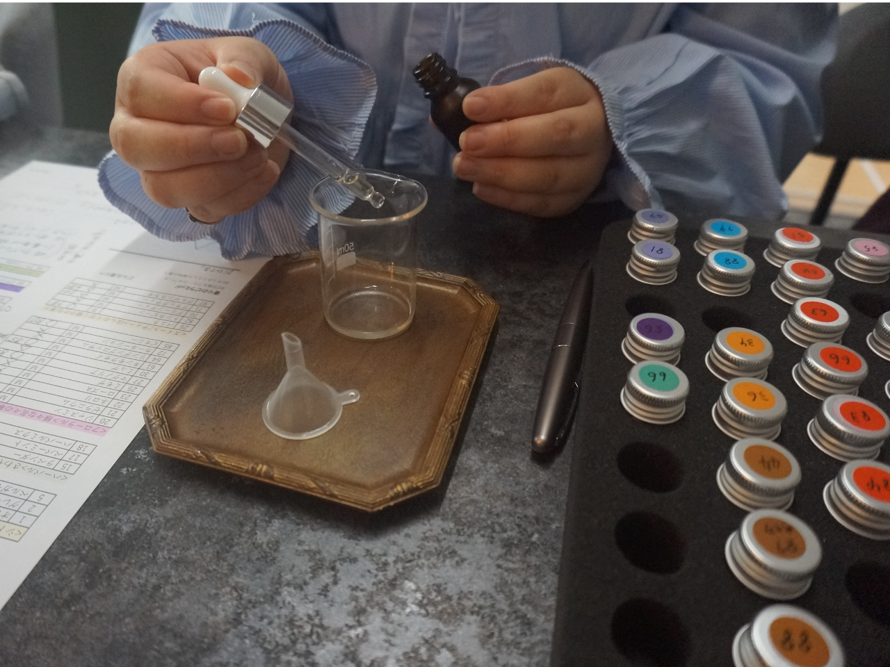 スポイトで香料を調合。自分の感性を生かして“世界にひとつの香り”を作ります。