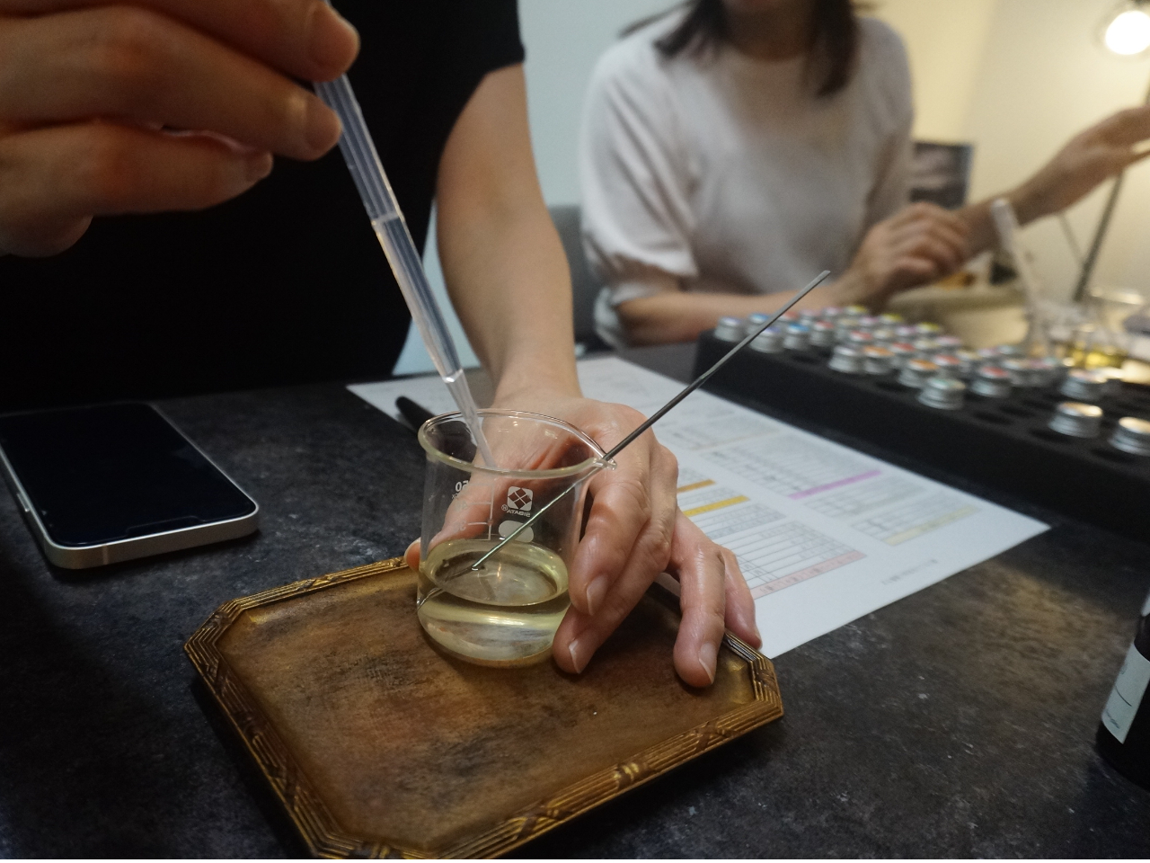 香料を重ねるごとに変化する香り。世界にひとつの香水が生まれる瞬間です