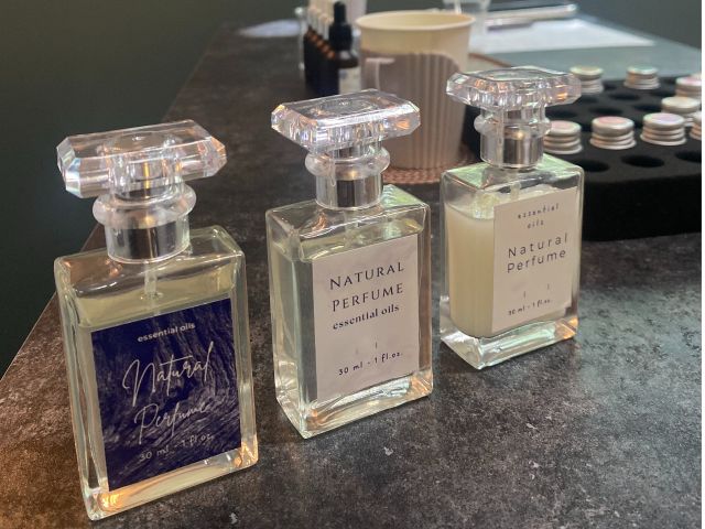 高品質の香料が100種類以上並ぶワークスペース。香りに囲まれた特別な体験が始まります