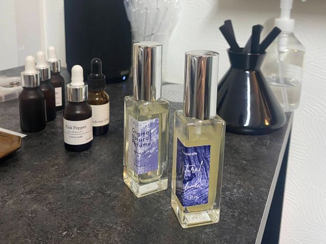 完成したオリジナル香水は、選べるラベルで自分らしくカスタマイズできます。」