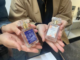 高品質の香料が100種類以上並ぶワークスペース。香りに囲まれた特別な体験が始まります