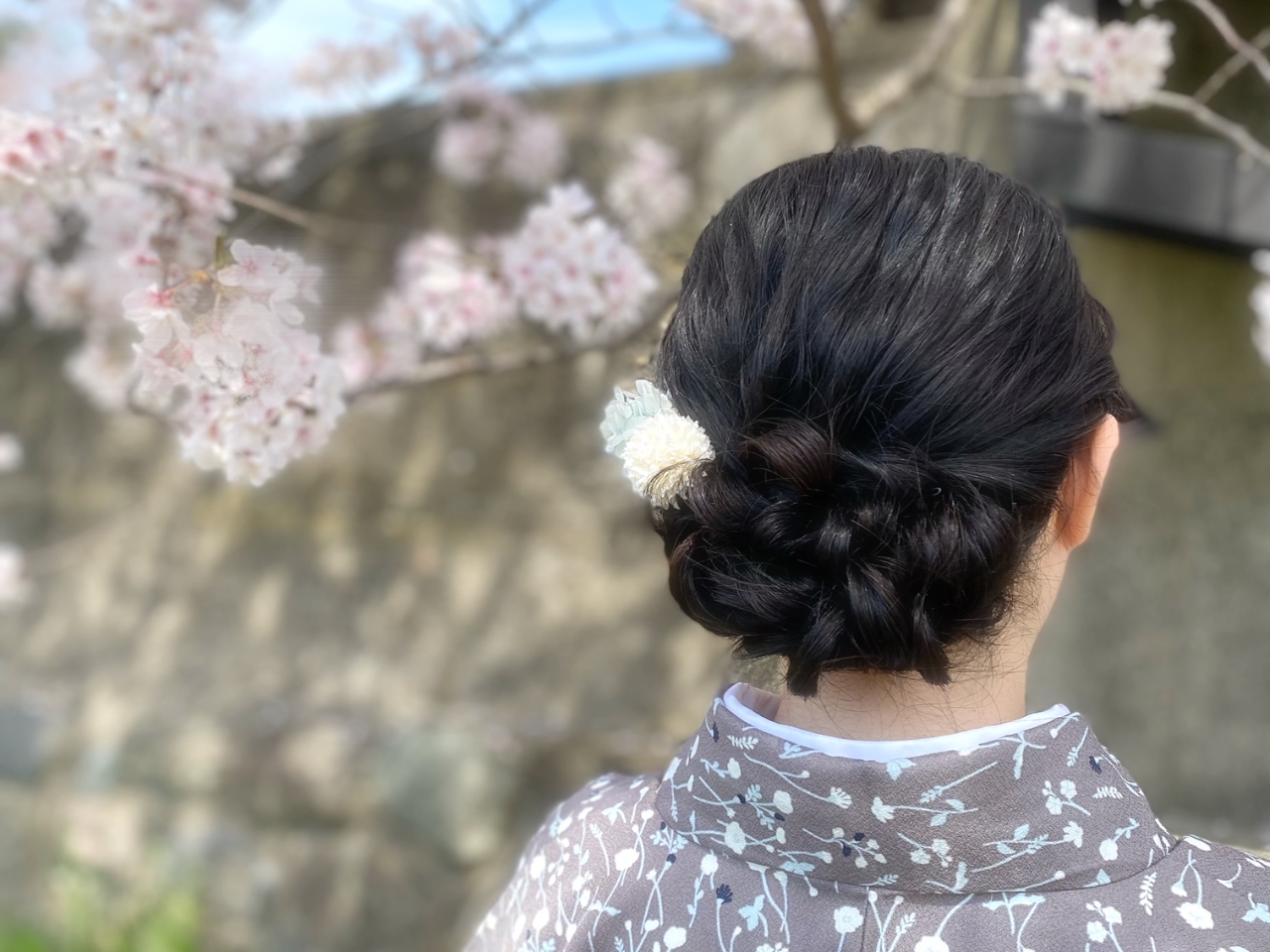 髪かざりはきものの色味に合わせてハンドメイドで作っています