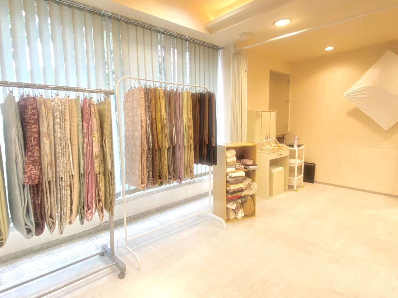 お店の内観です。ワンフロアできもの選び、お着付け、ヘアセットが完了します